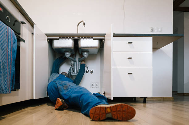 Professional Emergency Plumber technician working in Alta, IA